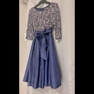 (SOLD) DILLARDS JESSICA HOWARD GOWN BLUE GLD $170